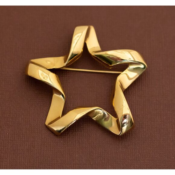 Vintage Stylish Spiral Star Gold Tone Brooch - U20 - Picture 1 of 2